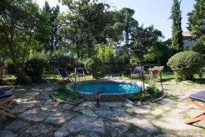 une piscine dans une cour avec des chaises autour dans l'établissement Vintage Villa Magnolia, à Pula