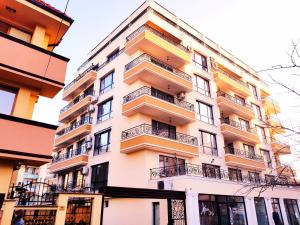 Un edificio alto con balcones a los lados. en Best Guest Apartments, en Plovdiv