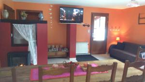 TV a/nebo společenská místnost v ubytování Chalet au bord du lac de Longemer