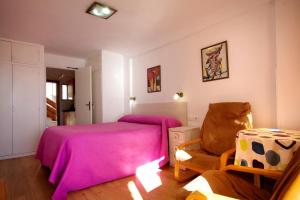 Säng eller sängar i ett rum på Apartamentos Los Pinos