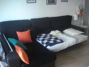 リスボンにあるBlack&White - Entrecamposのリビングルーム(ソファ、枕付)