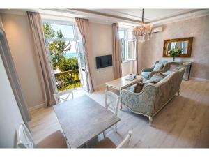 - un salon avec un canapé et une table dans l'établissement Royal Blue Apartment, à Split