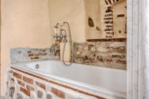 een bad met een douche in de kamer bij Dominic Boutique in Sighişoara