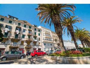 dos palmeras delante de un edificio en Royal Blue Apartment, en Split