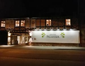 un hôtel la nuit avec un panneau indiquant l'hôtel rathka dans l'établissement Hotel Palatina "Hotel-Restaurant", à Neustadt an der Weinstraße