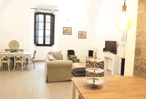 sala de estar con sofá y mesa en Casa Palacio Muñoz Chaves, en Cáceres