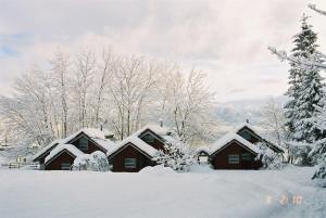 ノールハイムスンにあるHardanger Feriesenter Nesvikaの雪に覆われた一群の小屋