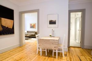 - un salon blanc avec une table et des chaises dans l'établissement Residence Perseus, à Stockholm