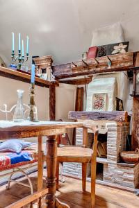 een eetkamer met een tafel en een open haard bij Dominic Boutique in Sighişoara +13 foto's