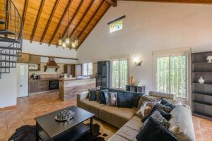 sala de estar con sofá y mesa en Cubo's Villa Cortijo la Indiana, en Alhaurín el Grande