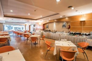- un restaurant avec des tables et des chaises dans une salle dans l'établissement Hotel 2000 Kavaklıdere, à Ankara