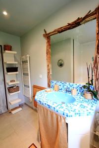 a bathroom with a sink and a mirror at Les gîtes de la Pomme d'Or in Beuzeville