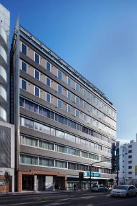 un gran edificio de oficinas con una calle delante en Garden Hotel Shizuoka en Shizuoka