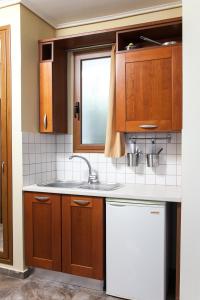 A kitchen or kitchenette at Ionia Studios