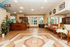 a restaurant with a lobby with tables and chairs at Ośrodek Wypoczynkowy Olimp in Szklarska Poręba