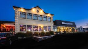 un edificio con luces en el lateral. en The Inn at Dromoland en Newmarket on Fergus