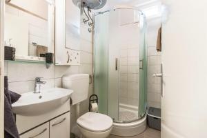 Koupelna v ubytování Apartment Taja, cijela kuća i vrt samo za vas + 37 fotografií