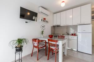 Kuchyň nebo kuchyňský kout v ubytování Apartment Taja, cijela kuća i vrt samo za vas