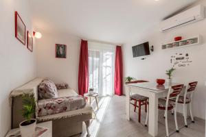 TV a/nebo společenská místnost v ubytování Apartment Taja, cijela kuća i vrt samo za vas