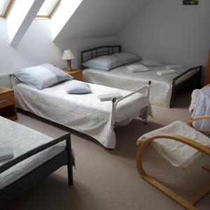 Un pat sau paturi într-o cameră la Biesiadny Dworek