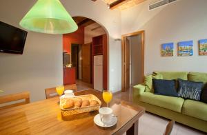 バルセロナにあるBCNGOTIC 13のリビングルーム(緑のソファ、テーブル付)