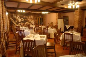 A restaurant or other place to eat at Hotel Rural Robles Még 14 kép