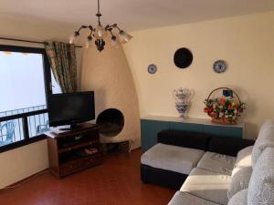 ラ・カラ・デ・ミハスにあるUrb. Las Buganvillas apt.79のリビングルーム(ソファ、薄型テレビ付)
