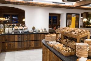 una panadería con pan y otros artículos expuestos en Hotel Huber Hochland, en Maurach