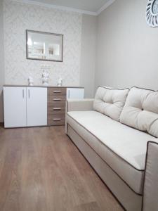 ein Wohnzimmer mit einem Sofa und einer Kommode in der Unterkunft Two-bedroom apartment in the center in Chmelnyzkyj
