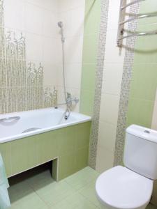 ein Badezimmer mit einer Badewanne, einem WC und einem Waschbecken in der Unterkunft Two-bedroom apartment in the center in Chmelnyzkyj
