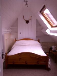 um quarto com uma cama grande num sótão em De Parys Guest House - Fully Airconditioned em Bedford