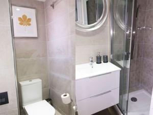 uma casa de banho com um chuveiro, um WC e um lavatório. em Barcelona Fifteen central Aparthotel em Barcelona