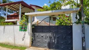 una puerta de garaje azul frente a una casa en Villa Happy Home, en Bentota