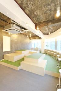 einen Konferenzraum mit weißen Tischen und Stühlen in der Unterkunft Hostel Haru in Seoul