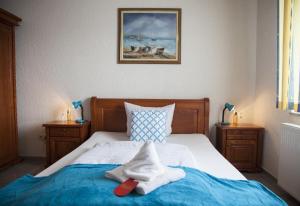 ein Schlafzimmer mit einem Bett mit Handtüchern darauf in der Unterkunft Hotel Atlantis in Ramstein-Miesenbach