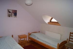 Ένα ή περισσότερα κρεβάτια σε δωμάτιο στο Chata za wsią