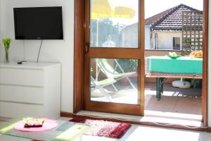 TV i/ili multimedijalni sistem u objektu Cozy Apartment with Terrace, Air Cond, Free Parking