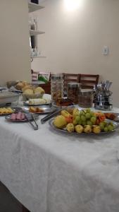 una mesa con dos platos de fruta. en Hotel Luma, en Itaguaí