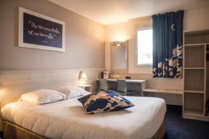 Rúm í herbergi á Ace Hôtel Clermont Ferrand La Pardieu