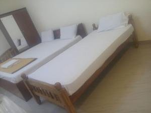 Manjira Lodge客房内的一张或多张床位