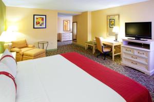 una camera d'albergo con un grande letto e una scrivania di Holiday Inn Chantilly-Dulles Expo Airport, an IHG Hotel a Chantilly