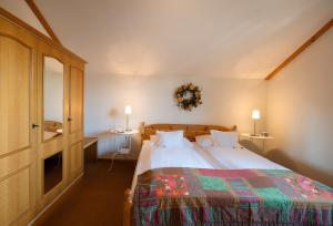 a bedroom with a large bed with two lamps on two tables at Haus Elisabeth, Appartements in Krumpendorf am Wörthersee