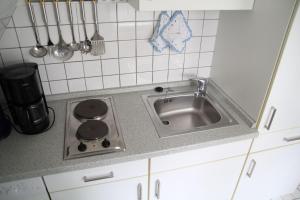 Een keuken of kitchenette bij Rantum-2-Wohnung-Flut