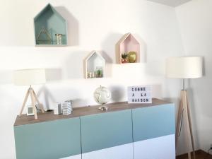 um quarto com um armário azul com um candeeiro e espelhos em Les quais de Trouville em Trouville-sur-Mer