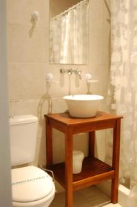 un baño con lavabo e inodoro en Horizonte Hotel, en Mar del Plata