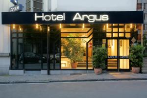 un hotel sostiene una señal en la parte delantera de un edificio en Hôtel Argus by happyCulture, en Bruselas