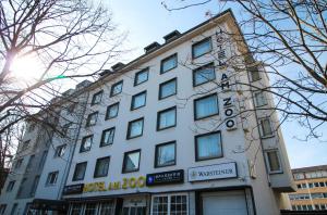 un edificio blanco con muchas ventanas. en Hotel am Zoo en Frankfurt