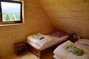 Ένα ή περισσότερα κρεβάτια σε δωμάτιο στο Domek Sudecki Karłów