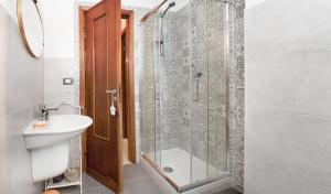 ein Bad mit einer Dusche, einem WC und einem Waschbecken in der Unterkunft Le stanze di Bruno in Pescara