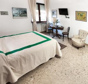 a bedroom with a bed and a table and chairs at Le stanze di Bruno in Pescara